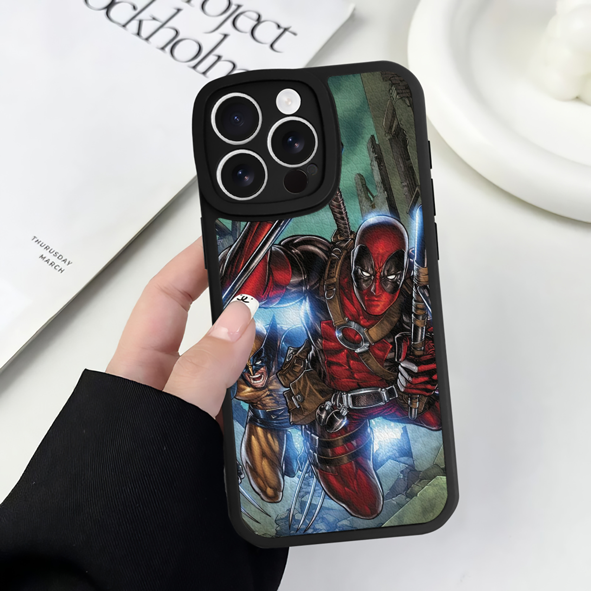 （画像用） Deadpool デッドプール 【iPhone 16シリーズ対応】シリコンスマホケース（レザー調） 材質：シリコン
